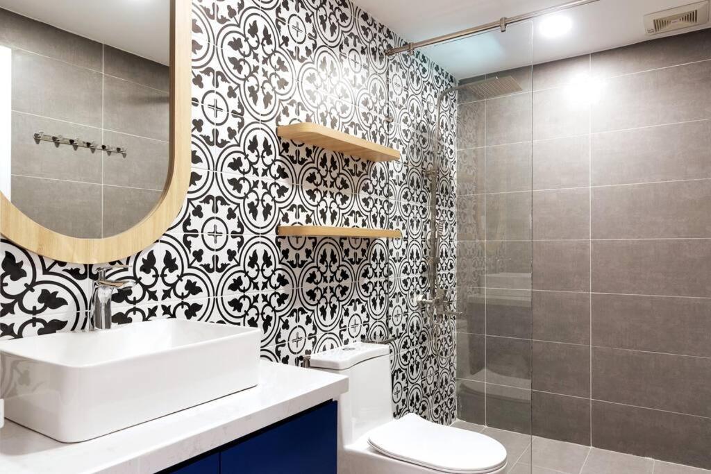 Modern, Cozy & Fully Equipped 2Br Apt In D4, 5M To D1 호치민 외부 사진