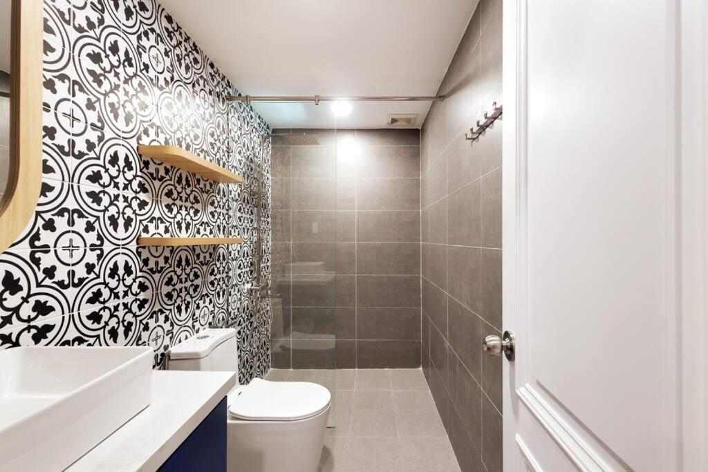 Modern, Cozy & Fully Equipped 2Br Apt In D4, 5M To D1 호치민 외부 사진